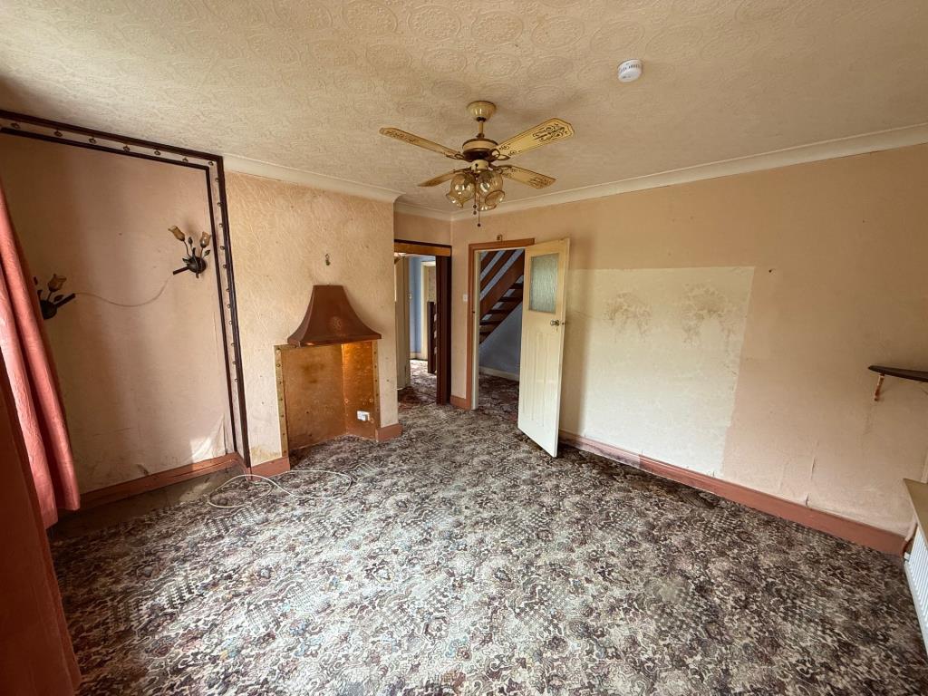 Lot: 115 - BUNGALOW FOR RENOVATION - living room with fireplace